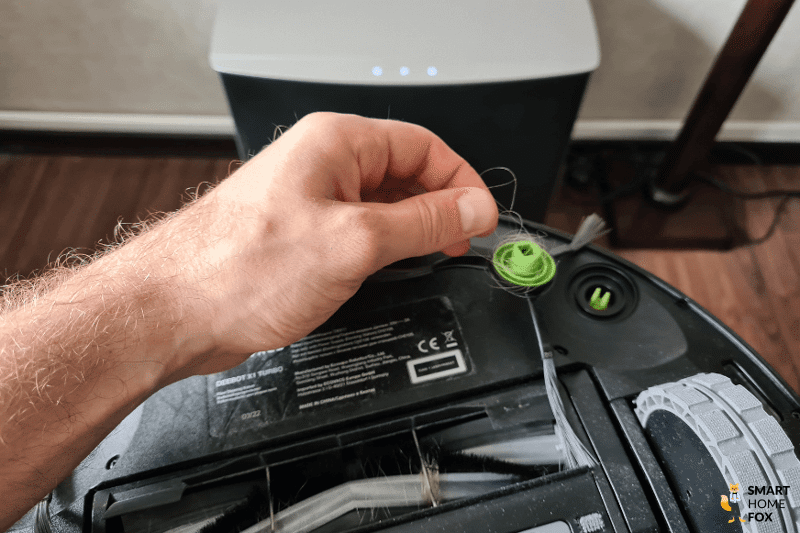 Die Seitenbürsten des Ecovacs Deebot X1 Turbo werden durch einen Klick-Mechanismus entfernt